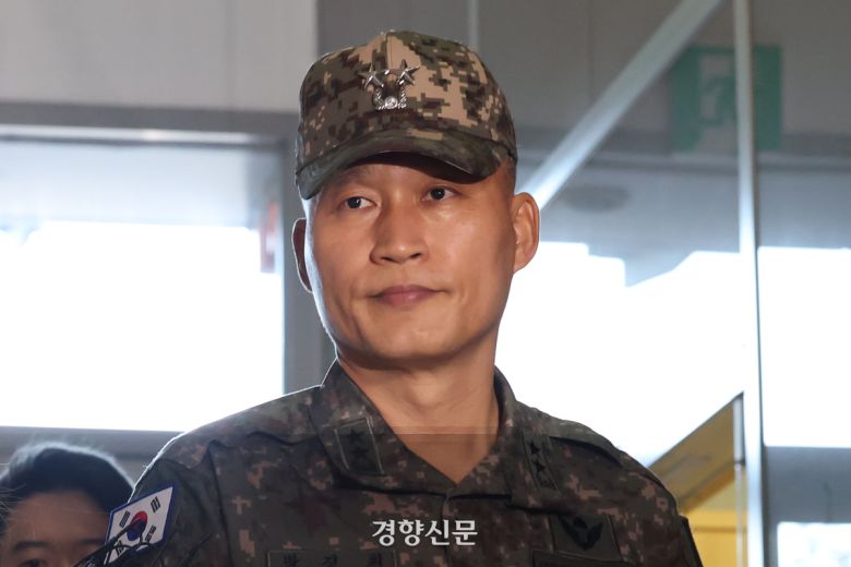 박진희 전 국방부 군사보좌관이 11일 채상병 특검 사무실인 서울 서초구 한샘빌딩에 피의자 조사를 받기 위해 출석하고 있다. 한수빈 기자