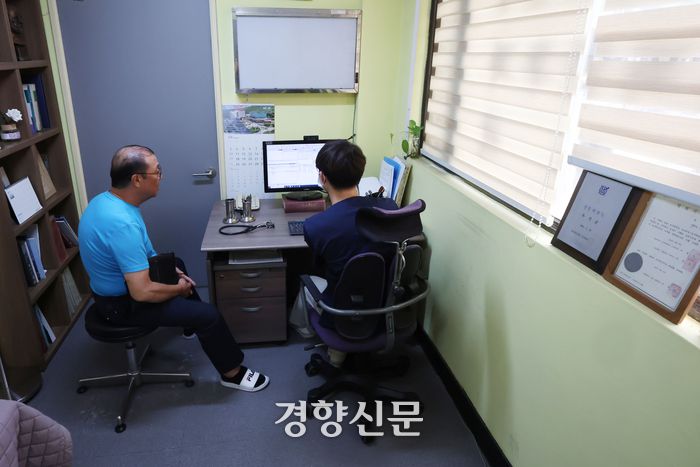 성수의원 영업 종료 하루 전 날인 지난 달 28일 전진한 원장이 진료실에서 환자를 보고 있다. 우석균 원장은 말기암에 걸린 이후로도 진료를 보다가 건강이 악화돼 휴식에 들어갔다. 한수빈 기자