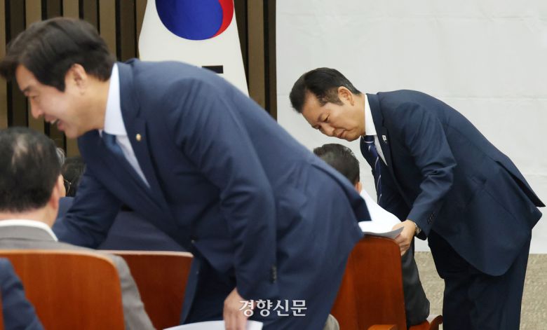 정청래 더불어민주당 대표(오른쪽)가 11일 국회에서 열린 비공개 의원총회에서 김병기 원내대표(오른쪽 두번째)를 다독이고 있다. 박민규 선임기자