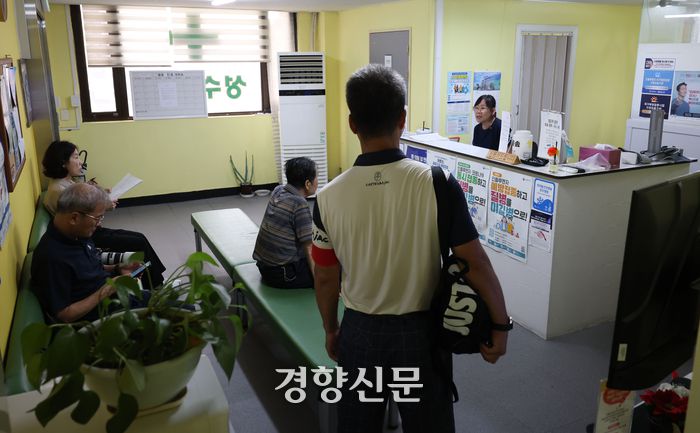 성수의원 영업종료 하루 전인 지난 달 28일 환자들이 진료 대기를 하고 있다. 성수의원에 들어간 환자들은 이름을 말하지 않고 자리에 앉았다. 간호사가 환자들의 얼굴을 다 외우고 있기 때문이다. 한수빈 기자