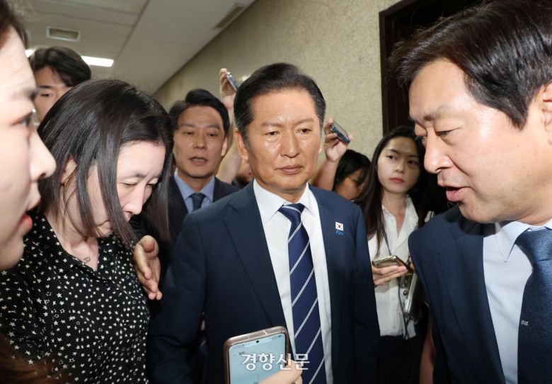 정청래 더불어민주당 대표(가운데)가 11일 국회에서 열린 비공개 의원총회에 입장하고 있다. 박민규 선임기자