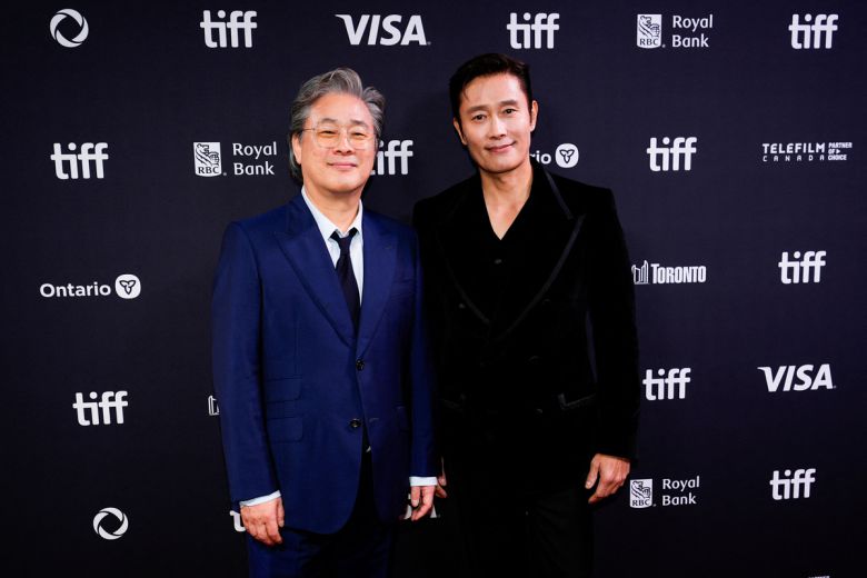 영화 <어쩔수가없다>로 제50회 토론토국제영화제에 초청받은 배우 이병헌(오른쪽)과 박찬욱 감독이 지난 8일(현지시간) 영화제 현장에서 포즈를 취하고 있다. 토론토 | 로이터연합뉴스