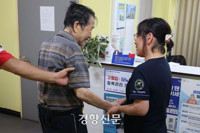 성수의원 영업 종료 하루 전날인 지난 달 28일 김진옥 간호사가 환자와 인사를 나누고 있다. 한수빈 기자