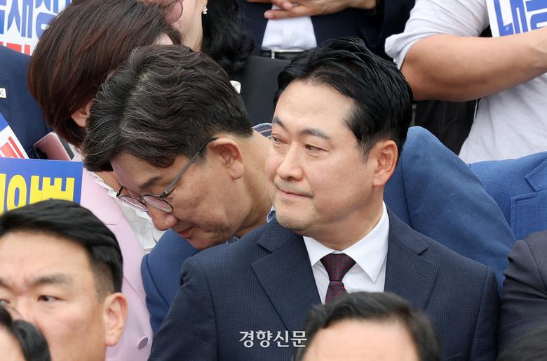 ‘체포동의안이’ 가결된 권성동 국민의힘 의원(뒷줄 왼쪽)이 12일 국회 본관앞 계단에서 열린 야당탄압 독재정치 규탄대회 도중 장동혁 대표 뒤로 지나가고 있다. 박민규 선임기자