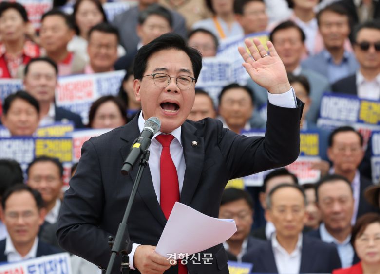 송언석 국민의힘 원내대표가 12일 국회 본관앞 계단에서 열린 야당탄압 독재정치 규탄대회에서 발언하고 있다. 박민규 선임기자