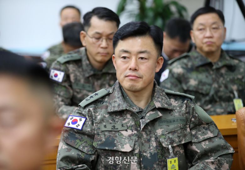 문상호 전 정보사령관이 지난해 12월10일 국회 국방위 긴급현안질의에서 굳은 표정을 짓고 있다. 박민규 선임기자