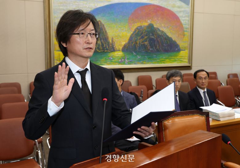 주병기 공정거래위원장 후보자가 5일 국회 정무위원회에서 열린 인사청문회에서 선서를 하고 있다. 권도현 기자