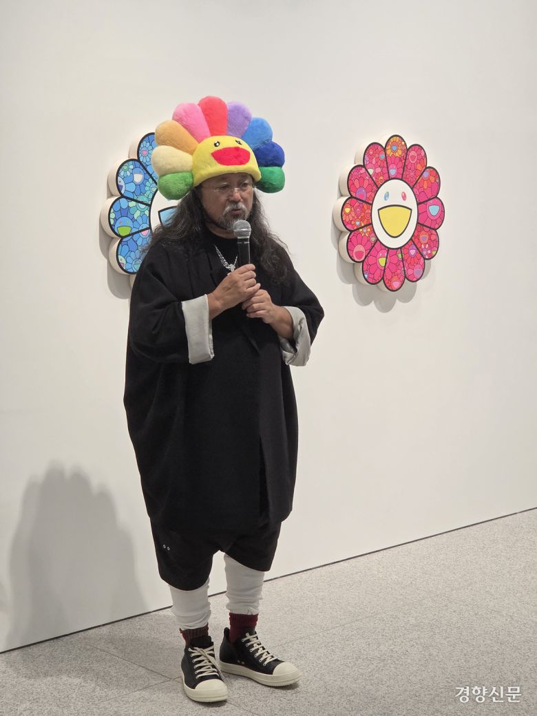 무라카미 다카시가 지난 1일 서울 용산구 APMA캐비닛에서 기자들에게 자신의 개인전에 대해 설명하고 있다. 윤승민 기자