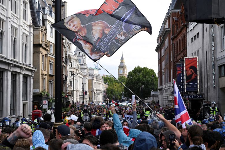 영국 수도 런던에서 13일(현지시간) 극우 단체가 개최한 반이민 시위 현장에 도널드 트럼프 미국 대통령을 ‘람보’로 묘사한 깃발이 휘날리고 있다. 로이터연합뉴스