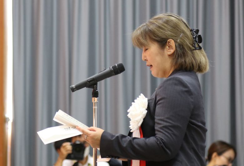 일본 니가타현 사도섬 아이카와개발종합센터에서 지난 13일 열린 ‘사도광산 추도식’에서 일본 정부 대표로 참가한 오카노 유키코 외무성 국제문화교류심의관이 추도사를 읽고 있다. 연합뉴스