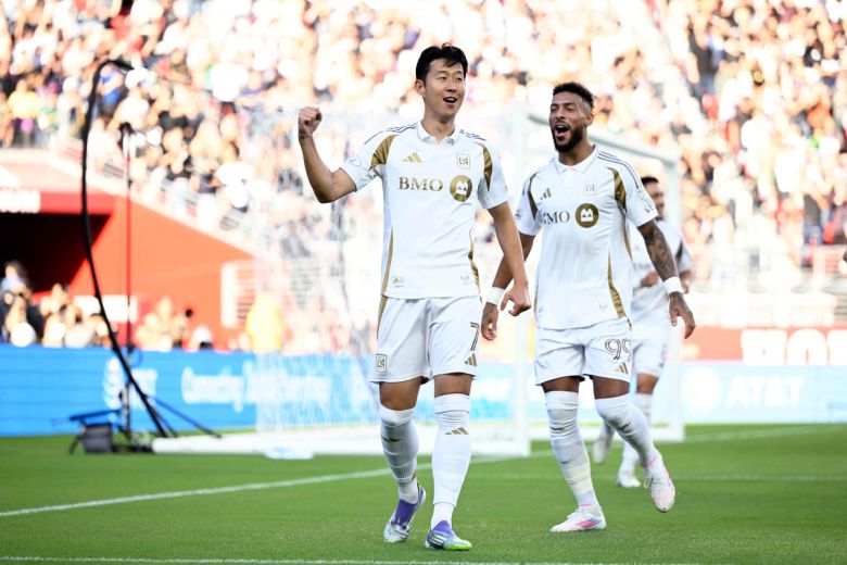 손흥민(왼쪽)이 14일 미국 캘리포니아주 산타클라라 리바이 스타디움에서 열린 MLS 산호세 어스퀘이크와 원정 경기에서 53초 만에 선제골을 터뜨린 뒤 환호하고 있다. 산타클라라 | AFP연합뉴스