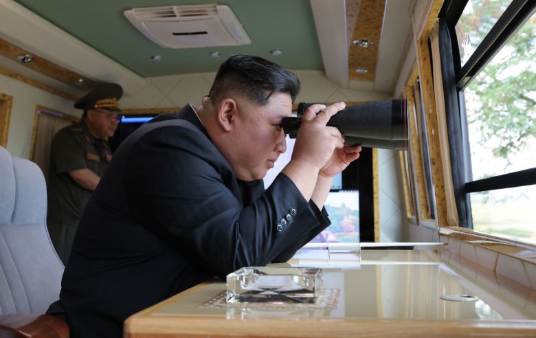 신형 전파교란 장비 등 참관 김정은 북한 국무위원장이 지난 11일과 12일 국방과학원 장갑방어무기연구소와 전자무기연구소의 사업을 지도했다고 조선중앙통신이 13일 보도했다. 연합뉴스