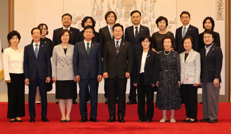 이재명 대통령이 15일 용산 대통령실에서 최교진 교육부 장관, 원민경 여성가족부 장관 등에게 임명장을 수여한 뒤 기념사진을 찍고 있다. 대통령실사진기자단