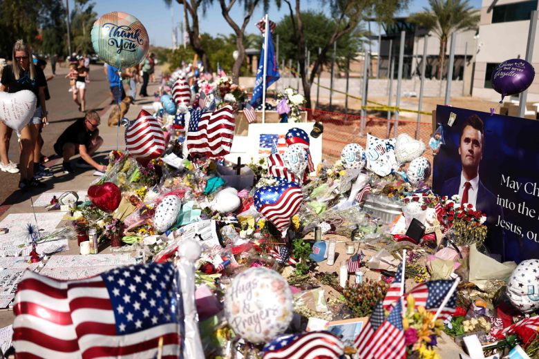 미국 애리조나에 있는 터닝포인트USA 본사 앞에 찰리 커크를 추모하는 꽃다발과 성조기가 놓여져 있다.  AFP연합뉴스