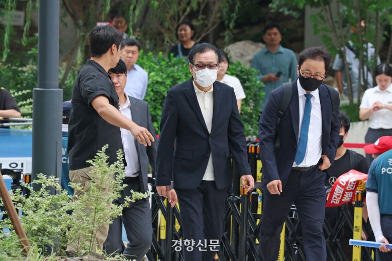 김건희 여사의 ‘통일교 청탁 의혹’ 당사자로 알려진 건진법사 전성배 씨가 지난달 18일 서울 종로구에 마련된 김건희 특검팀 사무실로 조사를 받기 위해 출석하고 있다. 정효진 기자