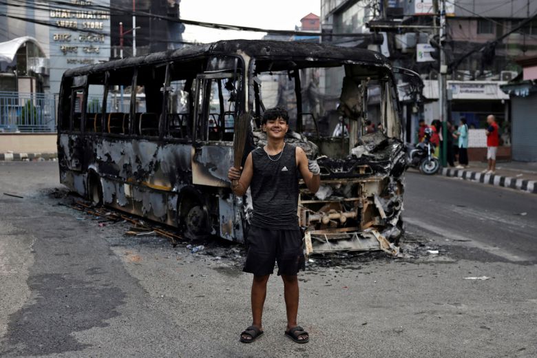 지난 10일 네팔 카트만두에서 시위에 참여한 18세 학생 카란 쿨룽이 시위 후에 진행된 청소 캠페인에 참여하며 불타버린 버스 앞에서 사진을 찍고 있다. 카란 쿨룽은 “처음엔 여기서는 미래가 없다고 생각해 기회를 찾아 해외로 나가려 했지만 지금 제 목표는 네팔을 발전시키고 이곳에서 더 나은 미래를 만드는 데 기여하는 것입니다”라고 말했다. 로이터연합뉴스