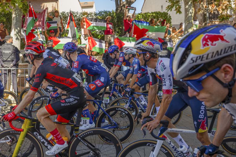 14일(현지시간) 스페인 마드리드에서 라 부엘타 아 에스파냐 사이클 레이스의 21번째이자 마지막 구간에서 팔레스타인 깃발을 든 시위대가 사이클 선수들이 지나가자 시위를 벌이고 있다.  EPA연합뉴스