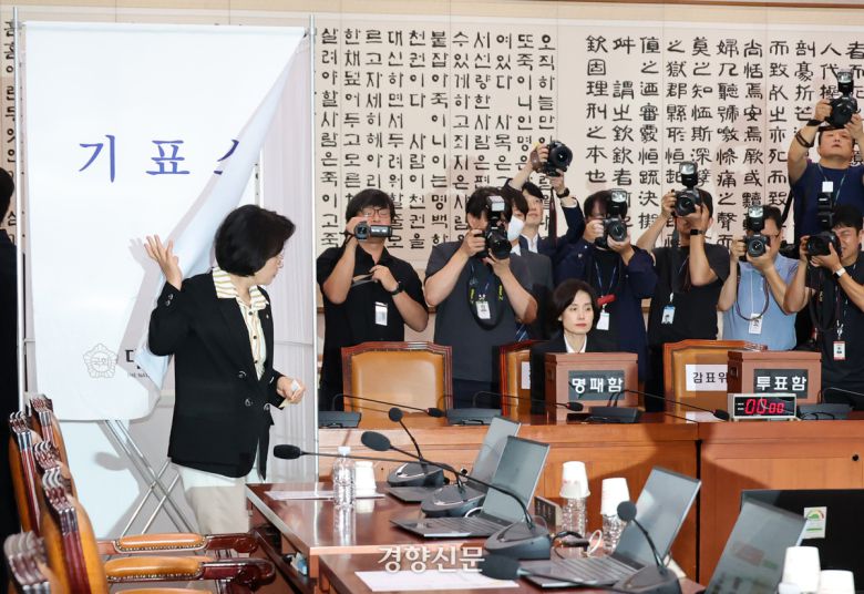 추미애 국회 법제사법위원장이 16일 법사위 전체회의에서 나경원 국민의힘 의원을 야당 간사로 선임하는 안건에 대한 무기명 투표를 하고 있다. 박민규 선임기자