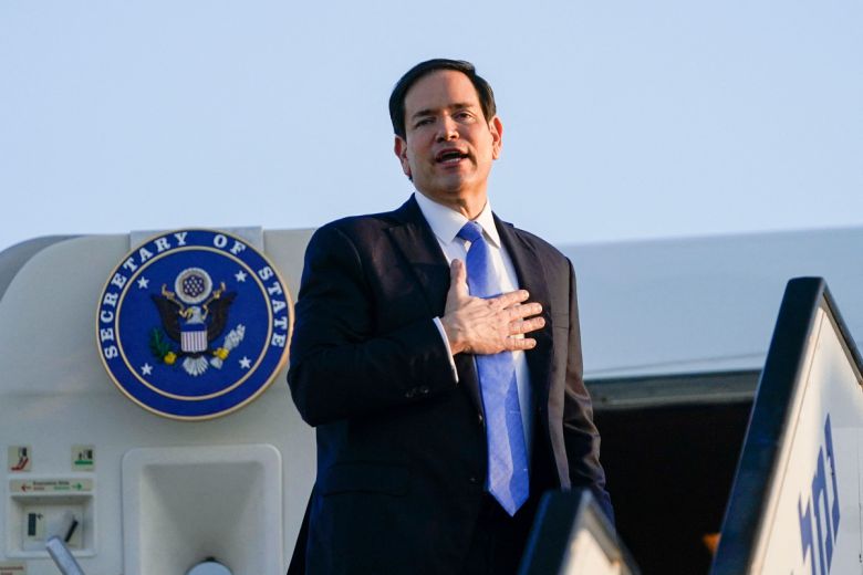 16일(현지시간) 마코 루비오 미국 국무장관이 이스라엘 공식 방문을 마치고 카타르로 향하기 위해 벤구리온 국제공항에서 비행기에 탑승하고 있다. 전날 밤 이스라엘군은 가자시티를 집중 폭격한 후 지상군을 투입했다. AFP연합뉴스