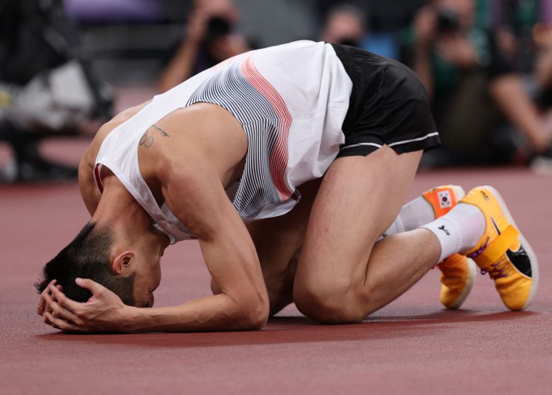 바를 넘지 못한 뒤 괴로워하는 우상혁. 로이터