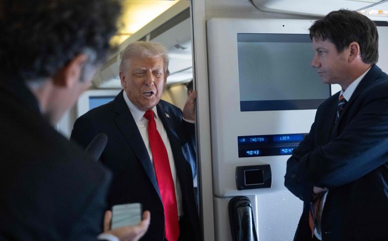 도널드 트럼프 미국 대통령이 16일(현지시간) 영국행 비행기에서 기자들에게 발언하고 있다. AFP연합뉴스