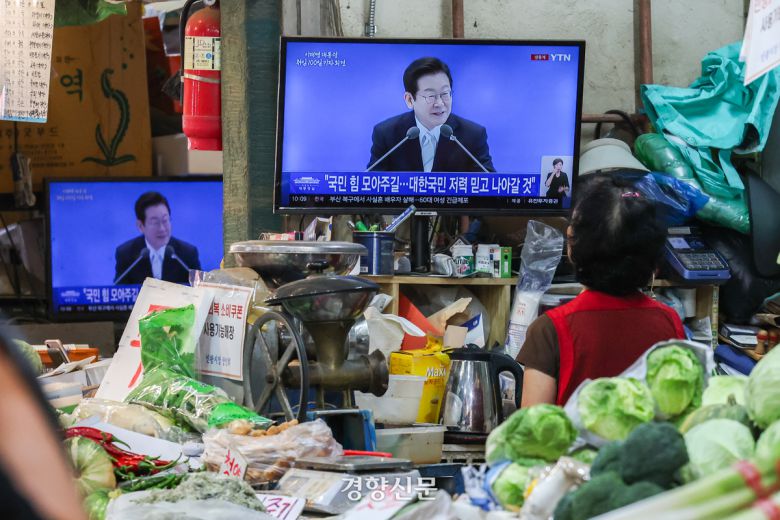 지난 9월 11일 서울 서대문구 인왕시장에서 한 상인이 이재명 대통령 취임 100일 기자회견을 TV로 보고 있다. 성동훈 기자