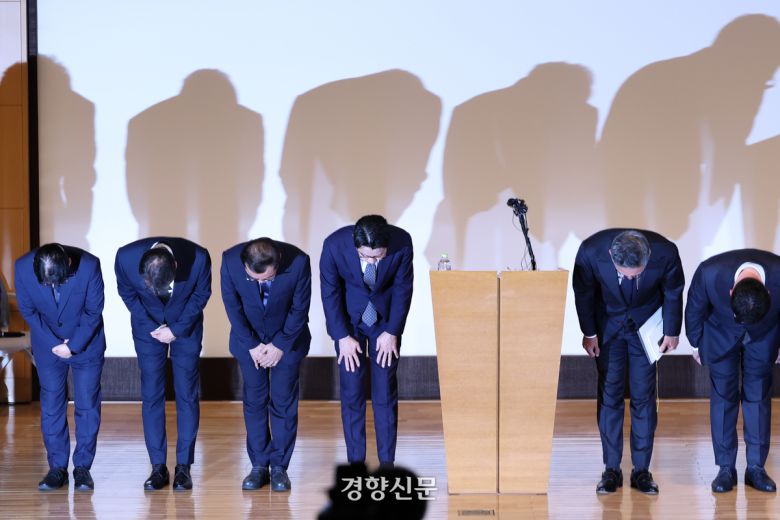 조좌진 대표이사(왼쪽에서 네 번째)를 비롯한 롯데카드 임원들이 18일 서울 중구 부영태평빌딩에서 외부 해킹 공격으로 인한 고객 정보 유출 사태에 대해 사과하고 있다. 성동훈 기자