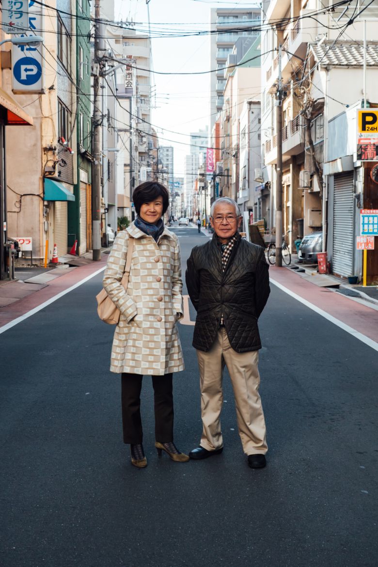 히데코는 아버지가 마지막으로 작은 레스토랑을 운영하던 10년이 부모님과 평온한 시간을 보냈던 마지막 한때였던 것 같다고 말했다.