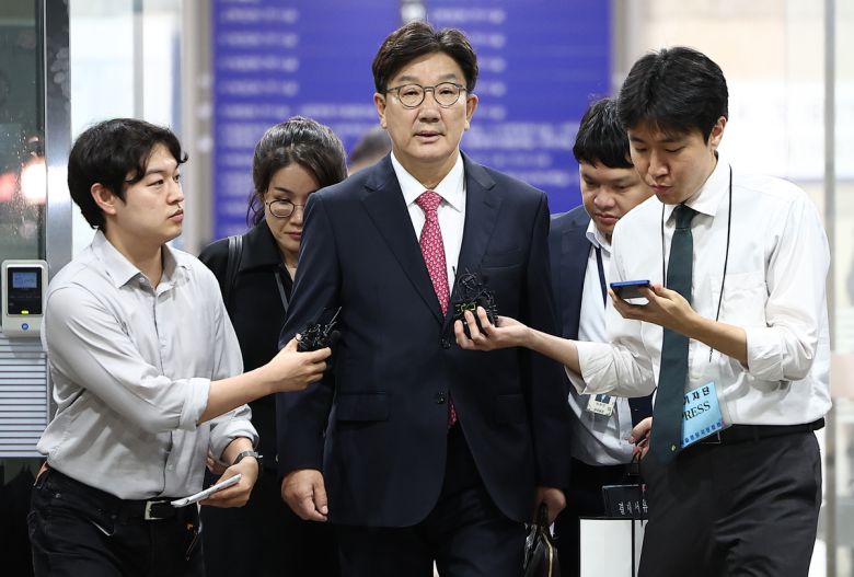 권성동 국민의힘 의원이 16일 서울중앙지법에서 구속 전 피의자심문(영장실질심사)을 마친 뒤 대기 장소인 서울구치소로 향하고 있다. 권 의원은 2022년 1월 통일교 측으로부터 윤석열 당시 국민의힘 대선 후보 지원 명목으로 통일교 사업 지원 청탁과 함께 현금 1억원을 수수한 혐의를 받는다. 연합뉴스