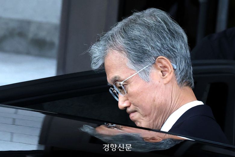 여당 인사들의 연이은 사퇴 압박을 받고 있는 조희대 대법원장이 15일 업무를 마치고 서울 서초구 대법원 청사를 나서고 있다. 한수빈 기자