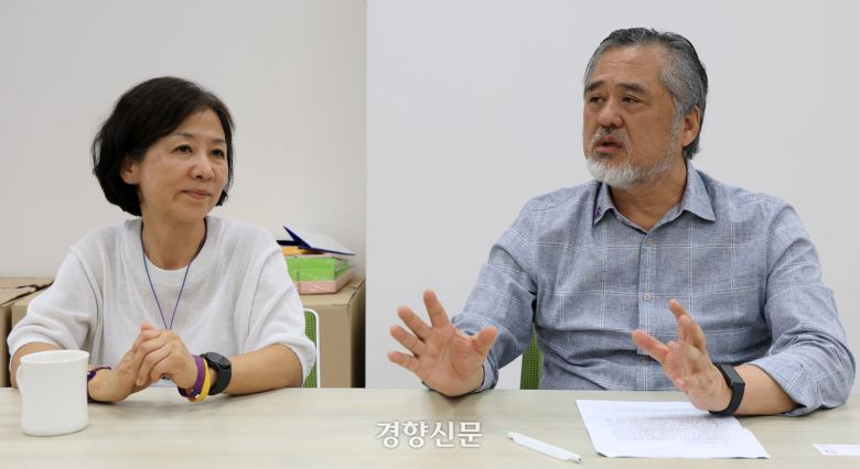 이태원 참사 유가족인 강선이씨(고 이상은 어머니·왼쪽)와 이정민씨(고 이주영 아버지)가 지난 9월 15일 서울 종로구 ‘별들의 집’에서 주간경향과 인터뷰하고 있다. 서성일 선임기자