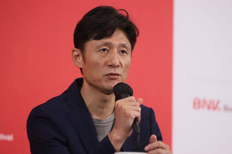 이상일 감독이 21일 부산 해운대구 우동 영화의전당에서 열린 제30회 부산국제영화제 갈라프레젠테이션 <국보> 기자회견에서 질문에 답하고 있다. 연합뉴스