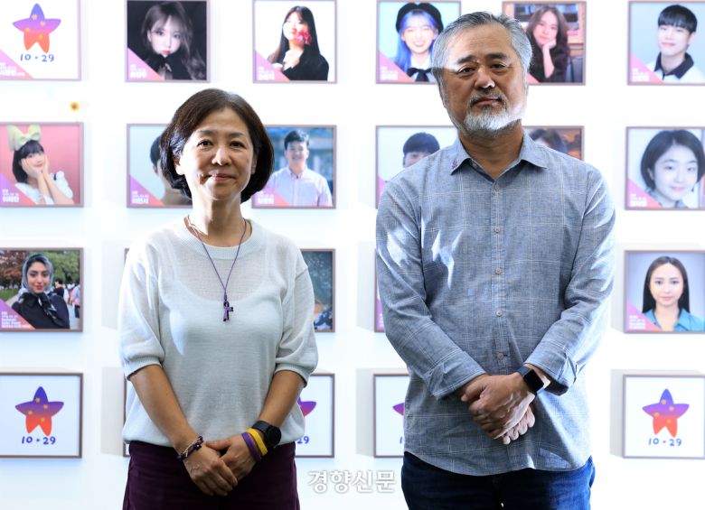 이태원 참사 유가족인 강선이씨(고 이상은 어머니·왼쪽)와 이정민씨(고 이주영 아버지)가 9월 15일 서울 종로구 ‘별들의 집’에서 주간경향과 인터뷰하고 있다. 서성일 선임기자