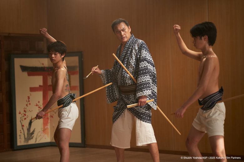 영화 <국보>에서 유년기 키쿠오와 슌이치가 춤 연습을 하고 있다. 국내 관객들에게도 친숙한 <괴물>(2023)의 구로카와 소야가 키쿠오의 어린 시절을 연기한다. 부산국제영화제 제공 ⓒ Shuichi Yoshida/ASP/2025 Kokuho Film Partners
