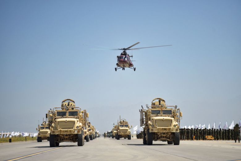 지난해 8월14일 아프가니스탄 바그람 공군기지에서 탈레반의 아프가니스탄 장악 3주년을 기념하는 군용 차량 퍼레이드가 진행되고 있다. AFP연합뉴스