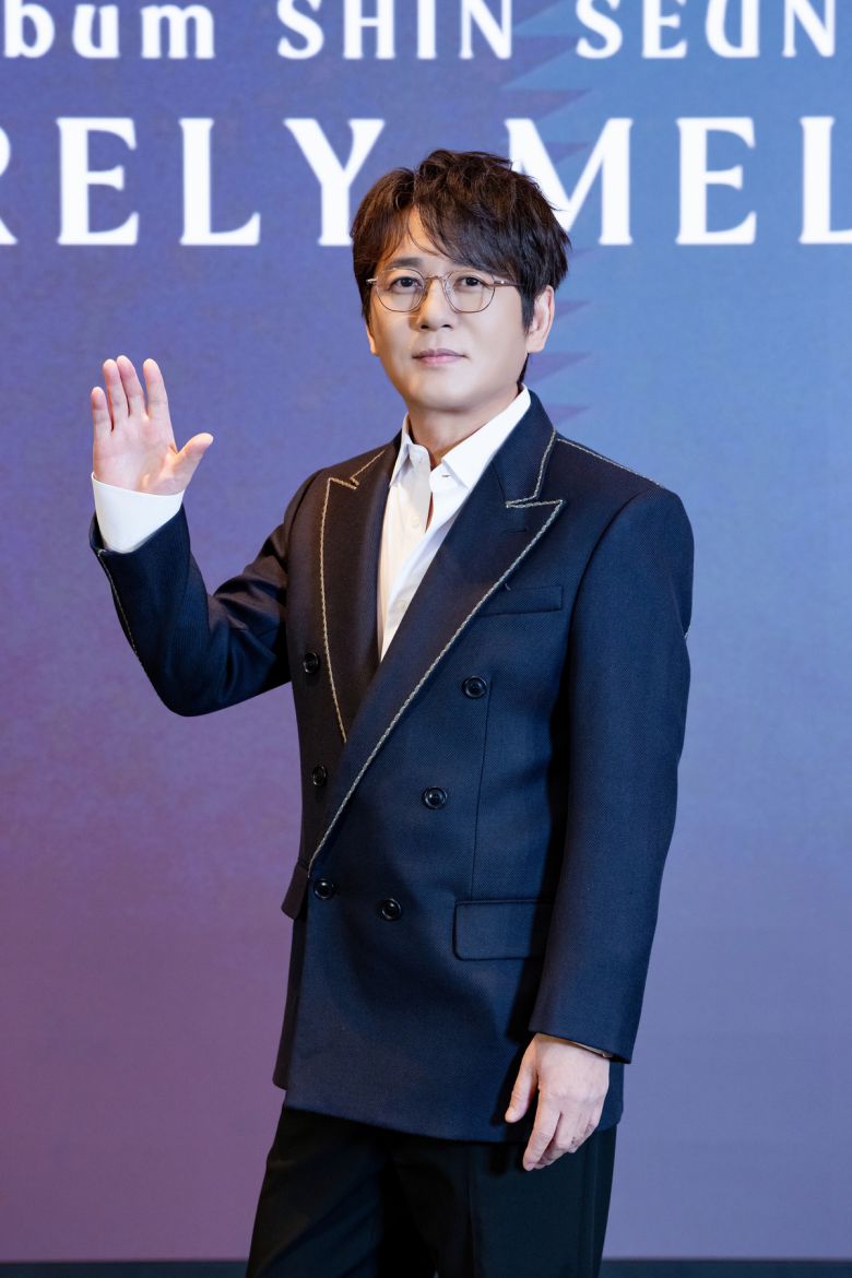 가수 신승훈이 22일 서울 강남구 노보텔 앰배서더에서 정규 12집 <SINCERELY MELODIES> 발매 기념 기자간담회를 열고 인사하고 있다. 도로시컴퍼니 제공