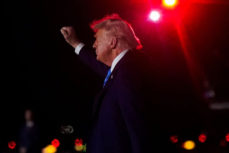 도널드 트럼프 미국 대통령이 22일(현지시간) 유엔총회가 열리는 뉴욕 JFK국제공항에 도착하고 있다. 로이터연합뉴스