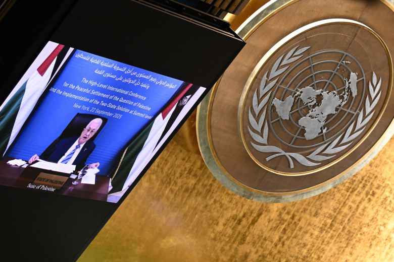 팔레스타인 자치정부 마무드 아바스 수반이  22일(현지시간) 미국 뉴욕 유엔 본부에서 열린 팔레스타인 문제의 평화적 해결과 두 국가 해법 이행을 위한 고위급 국제회의에 화상 연결로 연설하고 있다. EPA연합뉴스