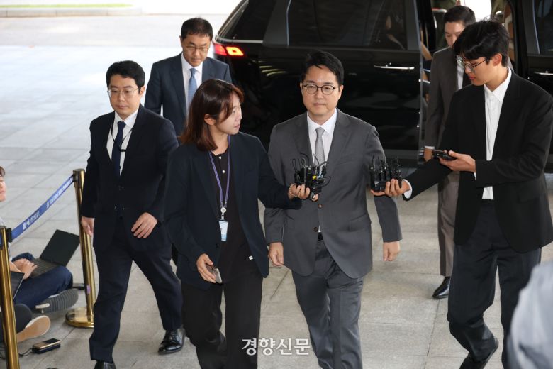 심우정 전 검찰총장이 지난 21일 내란 특검팀 사무실이 있는 서울 서초구 서울고검에 피고발인 신분으로 출석하고 있다. 권도현 기자