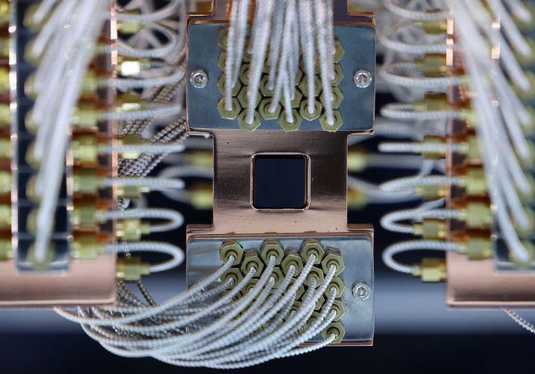 서울 서초구 aT센터에서 열린 ‘퀀텀 코리아 2025’의 한 참가 업체 부스에 컴퓨터의 CPU에 해당하는 양자처리장치(QPU)가 전시돼 있다.연합뉴스