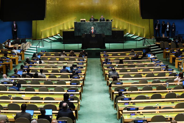 26일(현지시간) 미국 뉴욕 유엔 본부에서 열린 제80차 유엔총회에서 베냐민 네타냐후 이스라엘 총리가 연단에 오르자 각국 대표단이 항의의 의미로 총회장을 떠났다. 네타냐후 총리가 텅 빈 총회장을 상대로 연설을 이어가고 있다. 신화연합뉴스