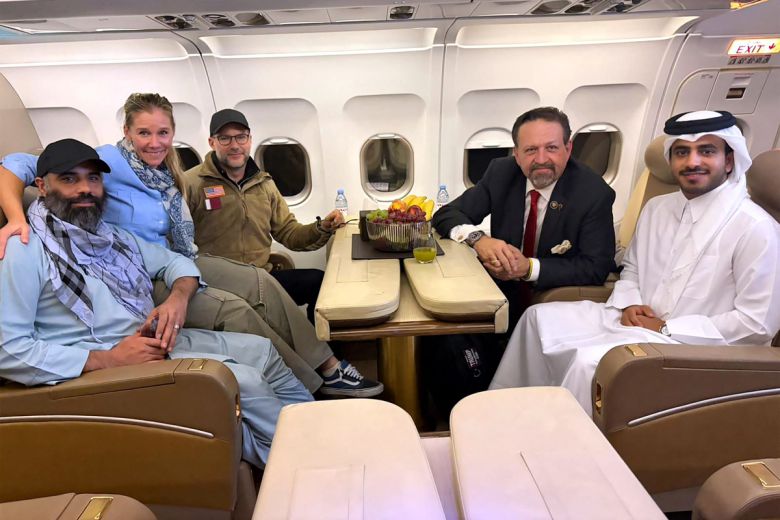 카타르 외무부가 28일(현지시간) 공개한 사진에서 아프가니스탄 탈레반 당국에 의해 구금됐다 풀려난 미국인 아미르 아미리(맨 왼쪽)가 석방된 후 미국 인질 대응 특사 아담 뵐러(왼쪽에서 세 번째부터), 백악관 관리 세바스찬 고르카, 카타르 외교관과 함께 비행기에 탑승해있다. AFP연합뉴스
