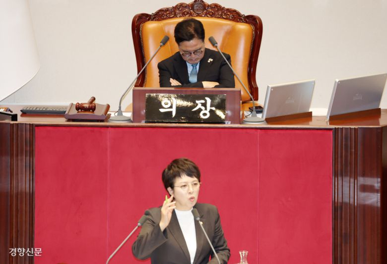 김은혜 ‘13시간49분’ 여성 의원 최장 필리버스터 경신…우원식 의장 ‘깜빡 졸았수다’ 김은혜 국민의힘 의원이 29일 국회 본회의장에서 ‘국회에서의 증언·감정 등에 관한 법률’ 개정안에 대한 무제한토론을 하고 있다. 박민규 선임기자