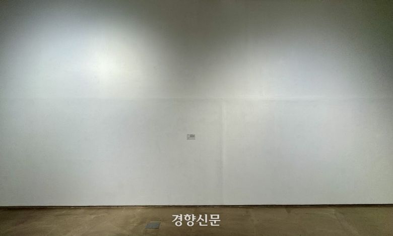 대구 중구 봉산문화회관에서 진행 중인 ‘내일을 여는 미술, 대구 미술, 시대정신에 대답하라’ 특별기획전시장 1전시실의 한쪽 벽면이 30일 텅 비어 있다. 이 공간은 A작가의 작품 3점이 걸렸던 곳으로, 현재는 작가 설명만 짤막하게 붙어 있다. 백경열 기자