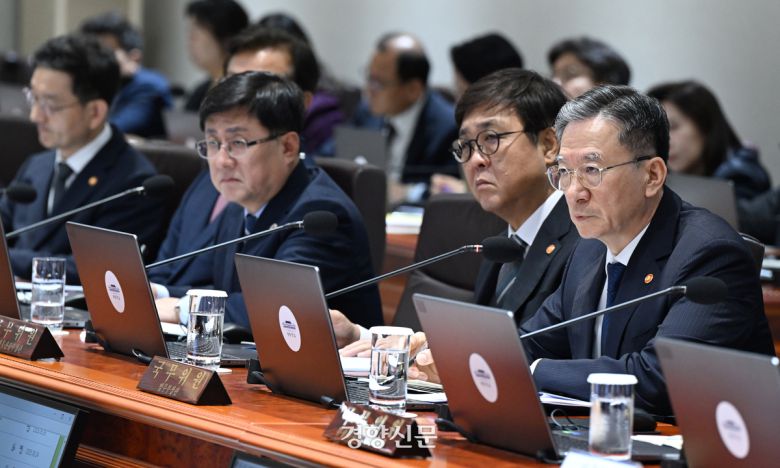 정성호 법무부 장관(오른쪽 첫번째)이 30일 서울 용산 대통령실청사에서 열린 제44회 국무회의에서 이재명 대통령의 발언을 경청하고 있다. 대통령실사진기자단