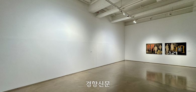 대구 중구 봉산문화회관에서 진행 중인 ‘내일을 여는 미술, 대구 미술, 시대정신에 대답하라’ 특별기획전시장 1전시실의 한쪽 벽면이 30일 텅 비어 있다. 이 공간은 A작가의 작품 3점이 걸렸던 곳으로, 현재는 작가 설명만 짤막하게 붙어 있다. 백경열 기자
