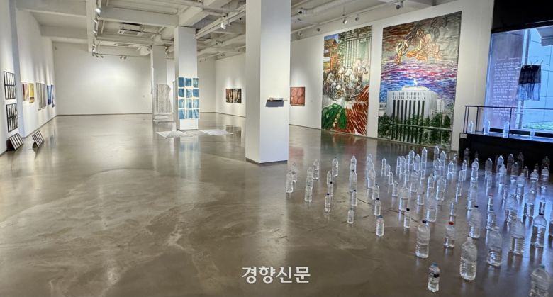 30일 오후 대구 중구 봉산문화회관에서 진행 중인 ‘내일을 여는 미술, 대구 미술, 시대정신에 대답하라’ 특별기획전시장 1전시실의 모습. 백경열 기자