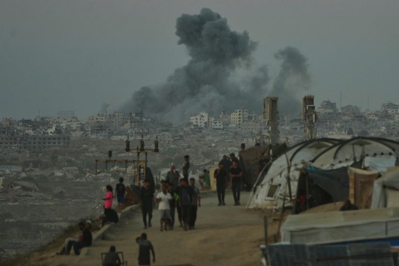 1일(현지시간) 이스라엘의 가자시티 공습 이후 연기가 치솟고 있다.  AP연합뉴스