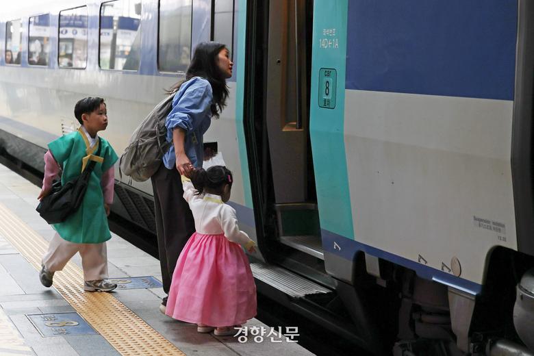 추석 연휴가 시작된 3일 한복을 입은 어린이들이 서울역에서 출발하는 기차에 올라타고 있다. 2025.10.03. 정효진 기자