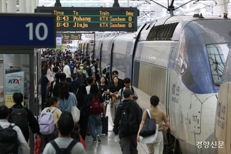 3일 귀성객들이 서울역에서 출발하는 기차를 타기 위해 줄 서고 있다.